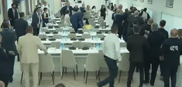 İrəvan meriyasında Paşinyanın partiyadaşları və müxalifət üzvləri arasında dava düşüb - VİDEO