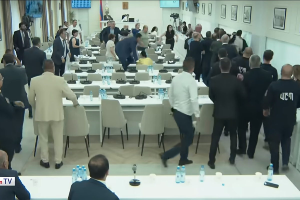 İrəvan meriyasında Paşinyanın partiyadaşları və müxalifət üzvləri arasında dava düşüb - VİDEO