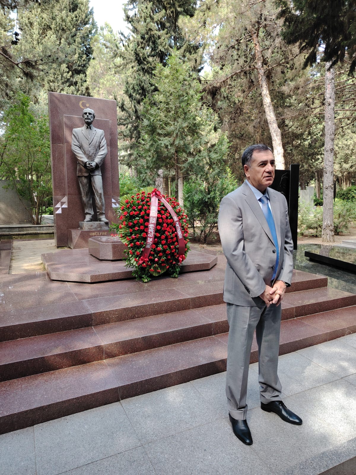 ƏHD Partiyası Əbülfəz Elçibəyin məzarını ziyarət edib