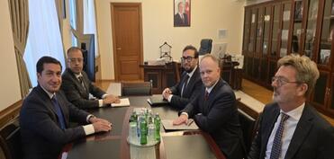 Hikmət Hacıyev Baş katibin xüsusi nümayəndəsi ilə Azərbaycan–NATO tərəfdaşlığını müzakirə edib