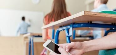 Şagirdlərin dərs vaxtı mobil telefondan və elektron cihazlardan istifadə etməsi qadağan olunub