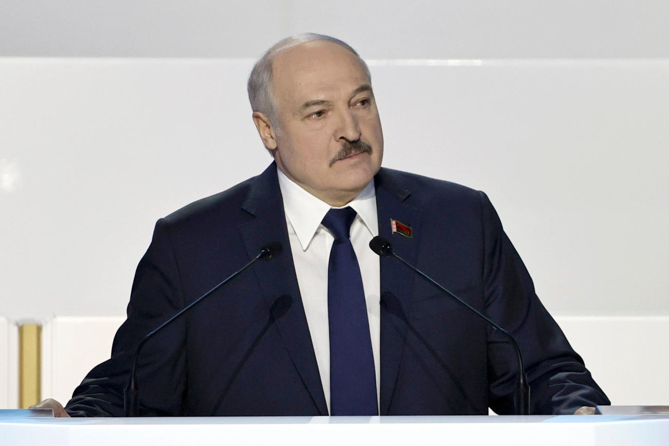 Lukaşenko 32 nəfəri əfv edib