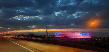 Bakı Olimpiya Stadionu ABŞ bayrağının rəngləri ilə işıqlandırılıb