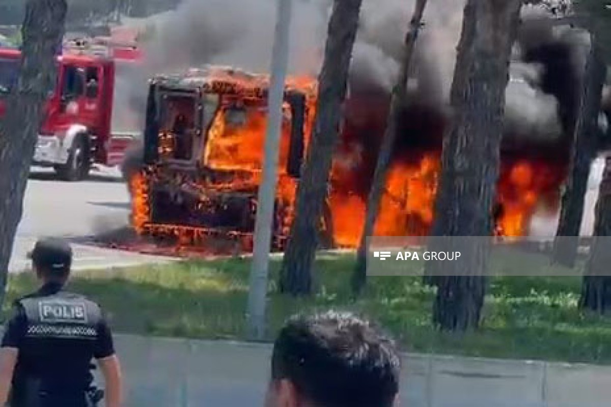 Bakıda avtovağzalın yaxınlığında avtobus yanıb - FOTO