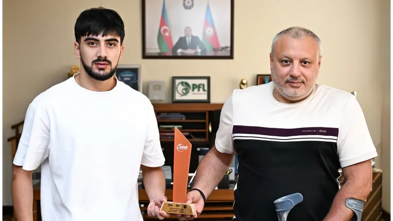 “Sabah”ın futbolçusu mükafatlandırıldı