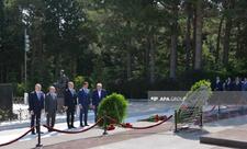 XİN-in rəhbər heyəti Fəxri xiyabanı ziyarət edib - FOTO