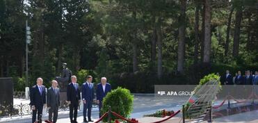 XİN-in rəhbər heyəti Fəxri xiyabanı ziyarət edib - FOTO