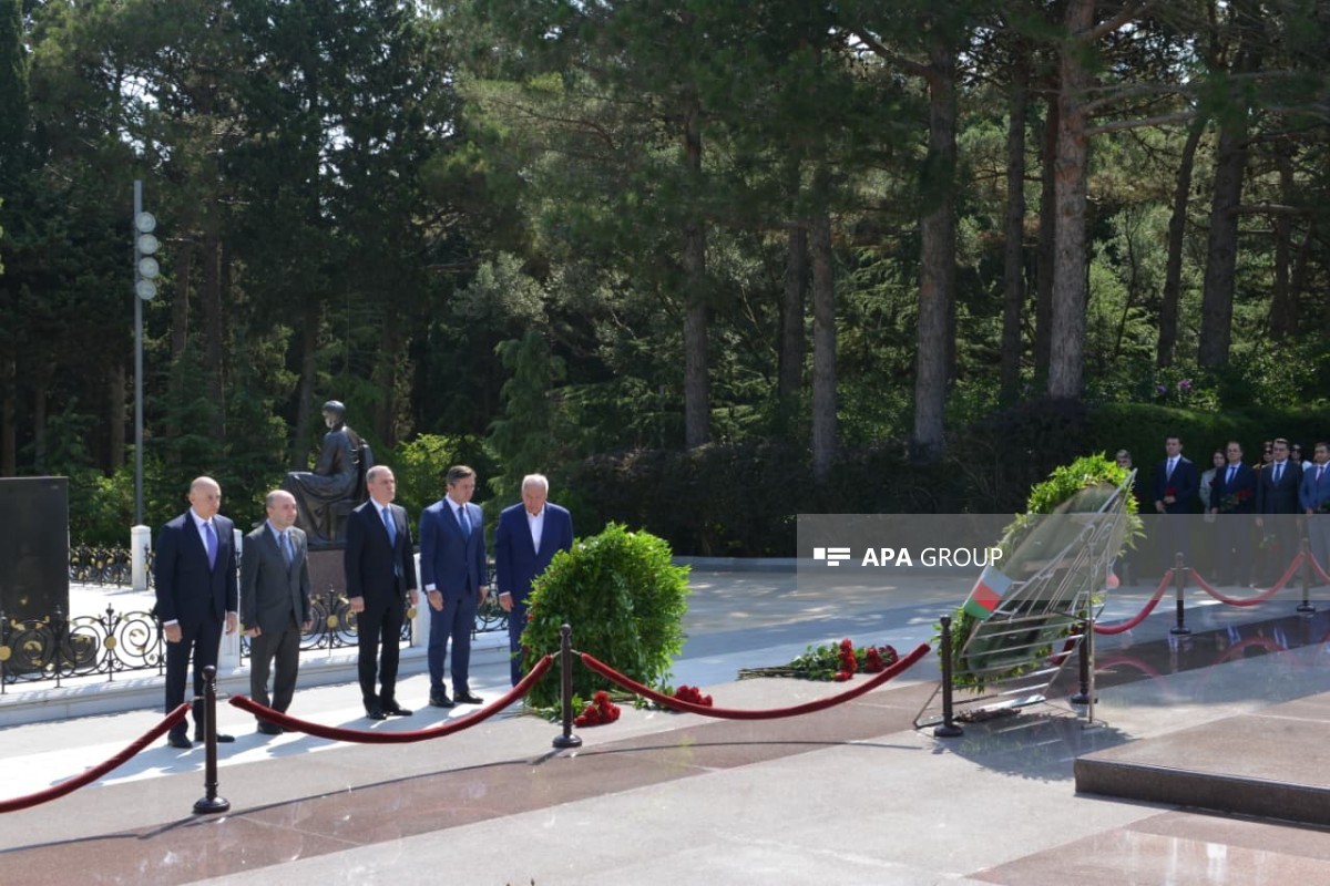 XİN-in rəhbər heyəti Fəxri xiyabanı ziyarət edib - FOTO