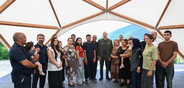 İlham Əliyev Şuşanın Kiçik Qaladərəsi kəndinə qayıdan sakinlərlə görüşdü