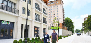 İlham Əliyev Şuşanın Qarabağ küçəsində həyata keçirilmiş işlərlə tanış oldu