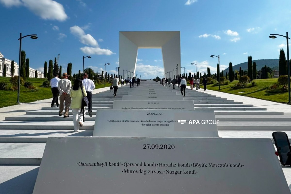 IV Şuşa Qlobal Media Forumunun iştirakçıları Xankəndidə Zəfər parkını ziyarət edib - FOTO