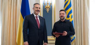 Zelenski Hakan Fidanı ordenlə təltif edib