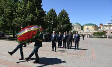 Ceyhun Bayramov Moskvada "Naməlum əsgər" məzarını ziyarət edib - FOTO