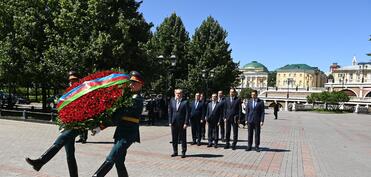 Ceyhun Bayramov Moskvada "Naməlum əsgər" məzarını ziyarət edib - FOTO