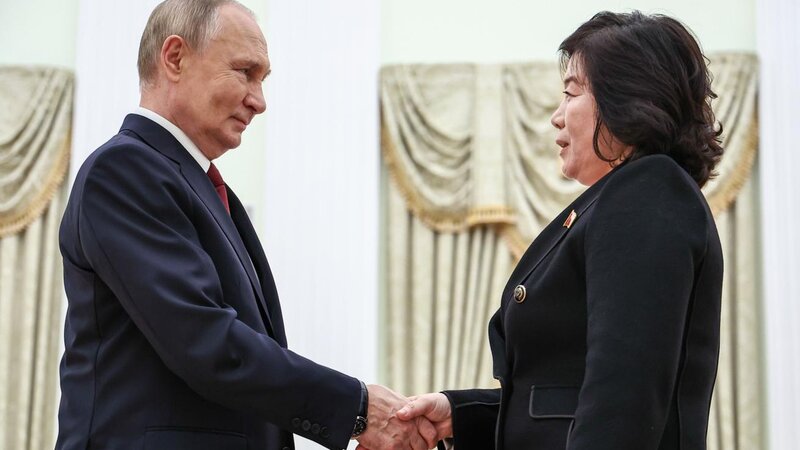 Putin Şimali Koreyanın XİN başçısı ilə görüşdü