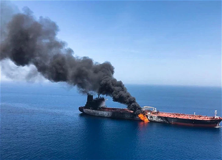 UKMTO: Oman sahillərində vurulan gəmidə yanğın baş verib