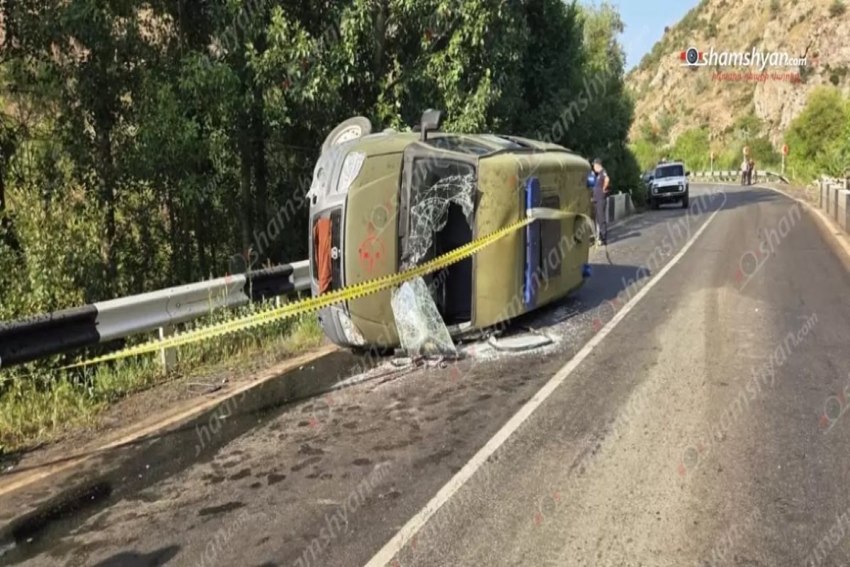 Ermənistanda hərbi sanitar avtomobili aşıb - FOTO