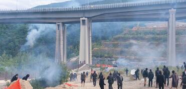 İtaliyada etirazçılarla toqquşmalarda 60-dan çox polis xəsarət alıb