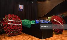 Nəriman Həsənzadə ilə vida mərasimi keçirilir, Prezident və Birinci vitse-prezident əklil göndərib - FOTO - YENİLƏNİB