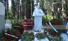 Xalq yazıçısı Elçinin qəbirüstü abidəsinin açılışı olub