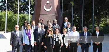 Türkiyə nümayəndə heyəti Şəhidlər xiyabanı və Türk şəhidliyini ziyarət edib - FOTO