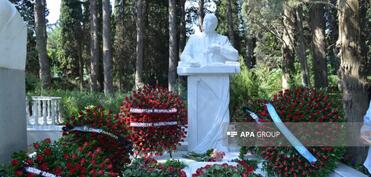 Xalq yazıçısı Elçinin qəbirüstü abidəsinin açılışı olub