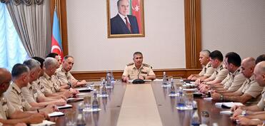 Müdafiə naziri hərbi attaşelərlə görüşüb