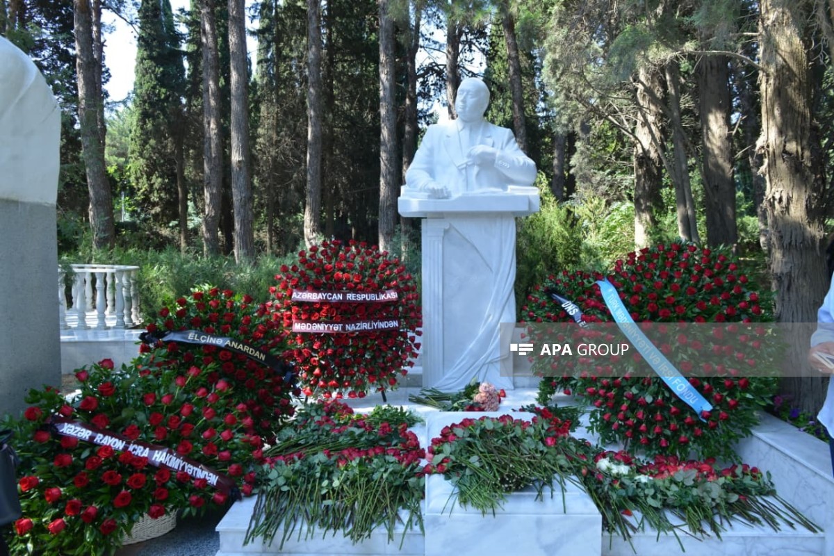 Xalq yazıçısı Elçinin qəbirüstü abidəsinin açılışı olub