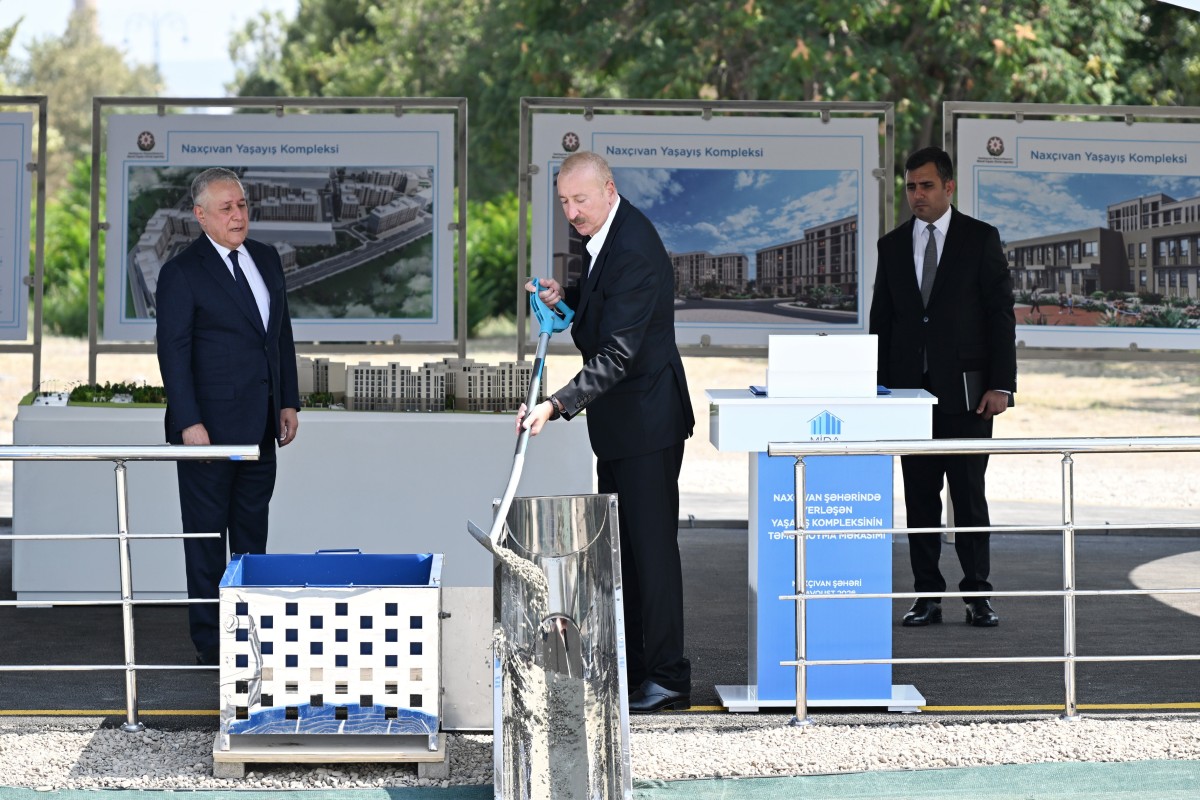 Prezident İlham Əliyev Naxçıvan şəhərində sosial evlər kompleksinin təməlini qoyub - FOTO