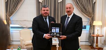 Prezident İlham Əliyevə “İrpin şəhərinin fəxri vətəndaşı” vəsiqəsi təqdim edilib