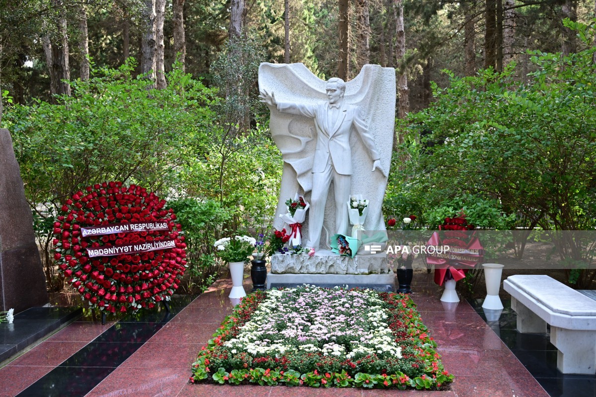 Müslüm Maqomayevin məzarı ziyarət edilib - FOTO