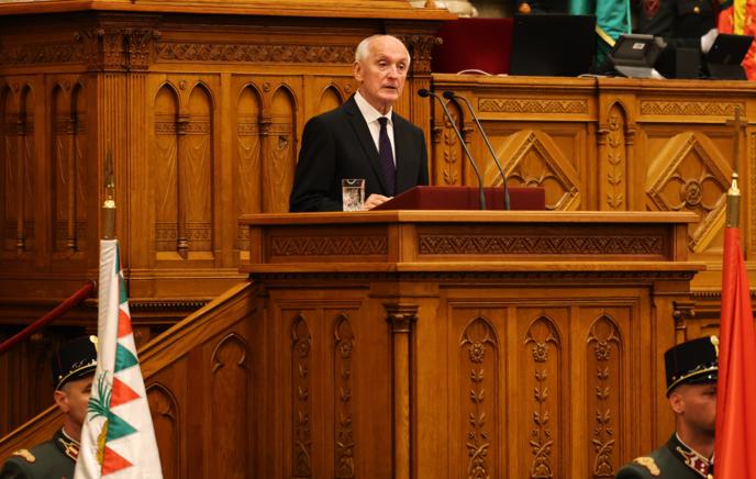 Macarıstanın yeni prezidenti vəzifəsinin icrasına başlayıb
