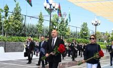 Prezident və birinci xanım Daşkənddə Heydər Əliyevin memorial kompleksinin önünə gül dəstələri qoyublar