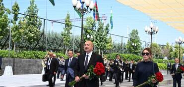 Prezident və birinci xanım Daşkənddə Heydər Əliyevin memorial kompleksinin önünə gül dəstələri qoyublar