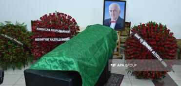 Prezident İlham Əliyev və Mehriban Əliyeva Xalq artisti Tofiq Bakıxanovun vida mərasiminə əklil göndərib  - YENİLƏNİB - FOTO