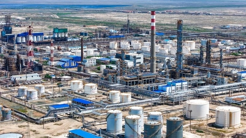 Qazaxıstanın ən böyük neft emalı zavodlarından biri yanır