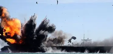 Hörmüz boğazında supertanker minalara düşərək partlayıb
