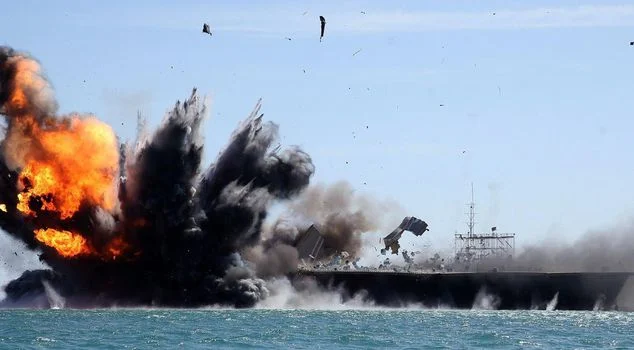 Hörmüz boğazında supertanker minalara düşərək partlayıb