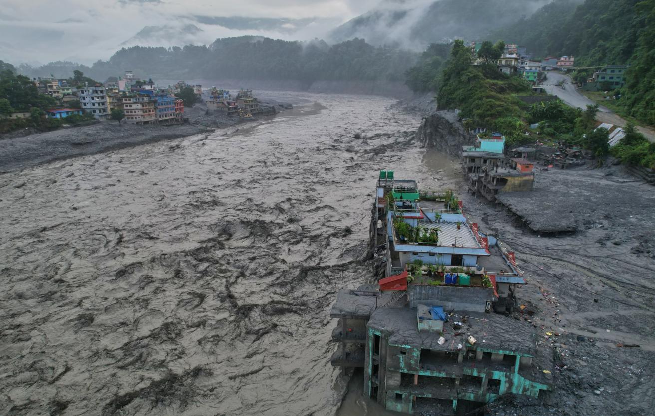 Nepal ordusu daşqın nəticəsində uçmuş tuneldə əcnəbinin xilas edildiyini bildirib
