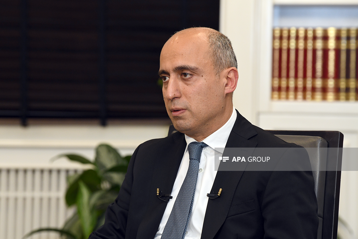Nazir dərsliklərin dil qaydaları üzərində iş aparıldığını bildirib