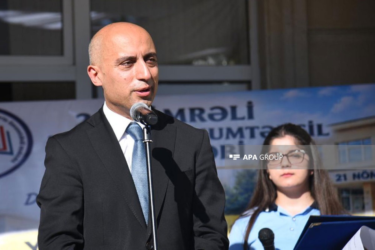 Emin Əmrullayev bu il məktəbə qədəm qoyan şagirdləri təbrik edib