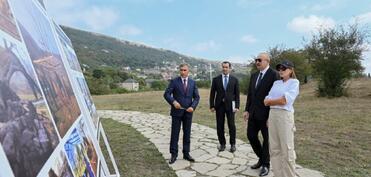Prezident Şamaxıda Pir Ömər Sultan ziyarətgahında aparılan konservasiya işləri ilə tanış olub  - YENİLƏNİB - FOTO