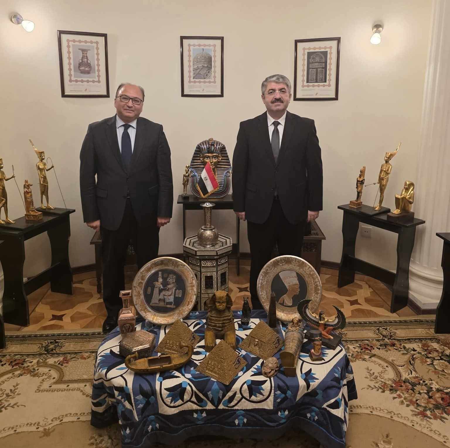Misirli diplomat azərbaycanlı alimlə görüşüb