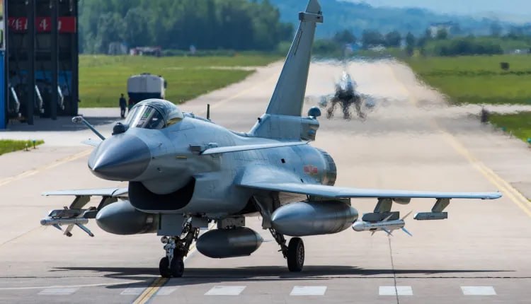 Çin Özbəkistana "J-10" qırıcılarının tədarükünü şərh edib