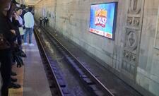 Metroda şok hadisə: qadın özünü hərəkətdə olan qatarın yoluna atdı