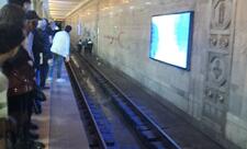 Metroda şok hadisə: qadın özünü hərəkətdə olan qatarın yoluna atdı