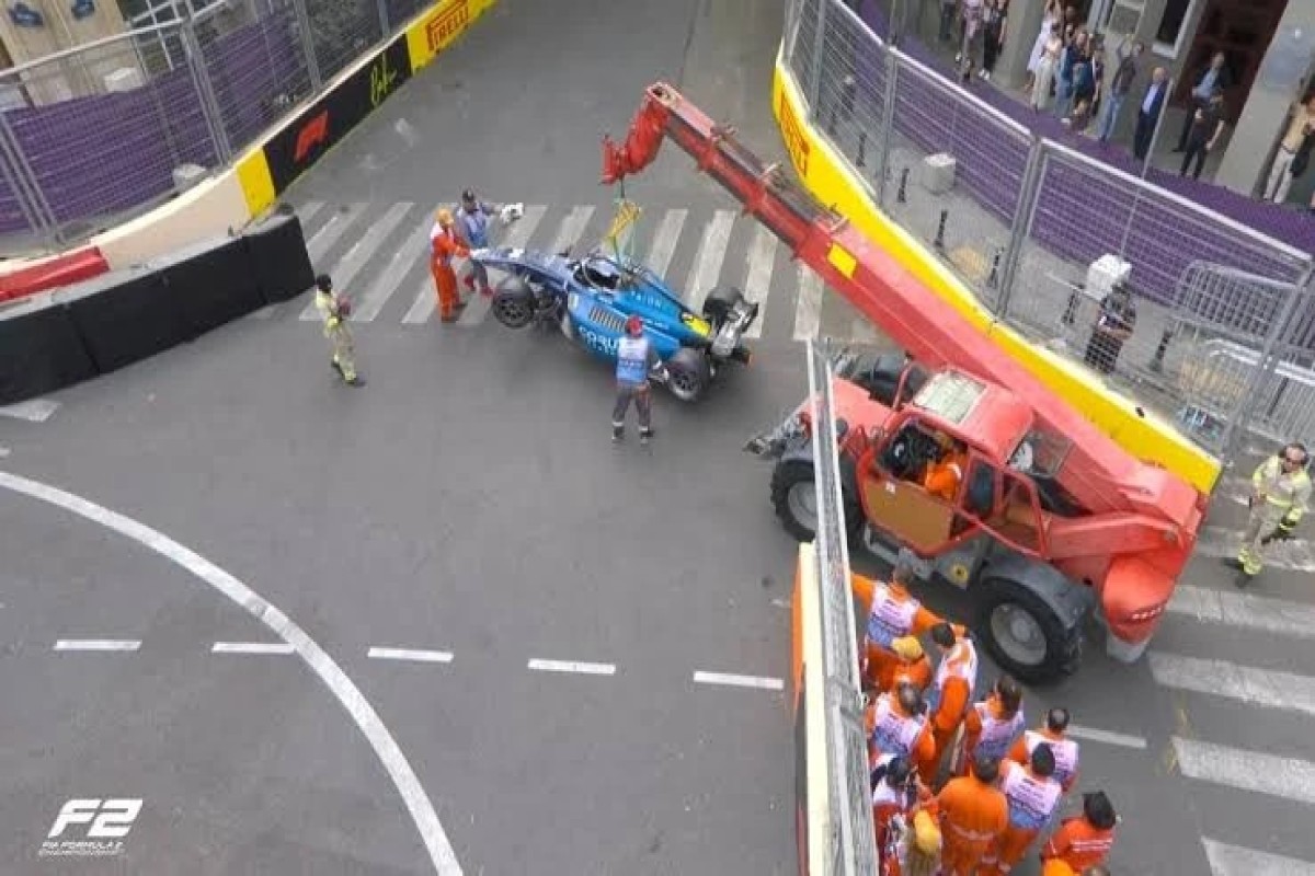 Bakıda keçirilən Formula 2 üzrə sprint yarışında zəncirvari qəza olub