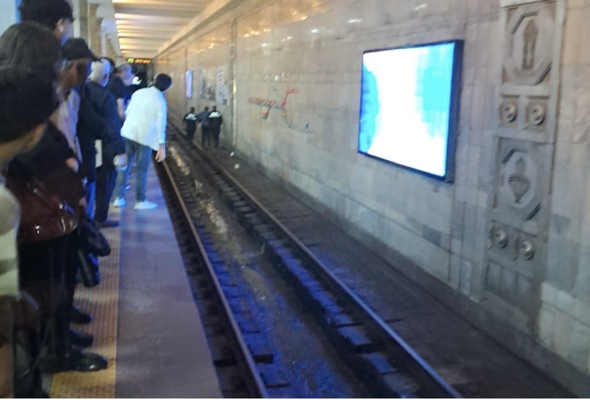 Metroda şok hadisə: qadın özünü hərəkətdə olan qatarın yoluna atdı