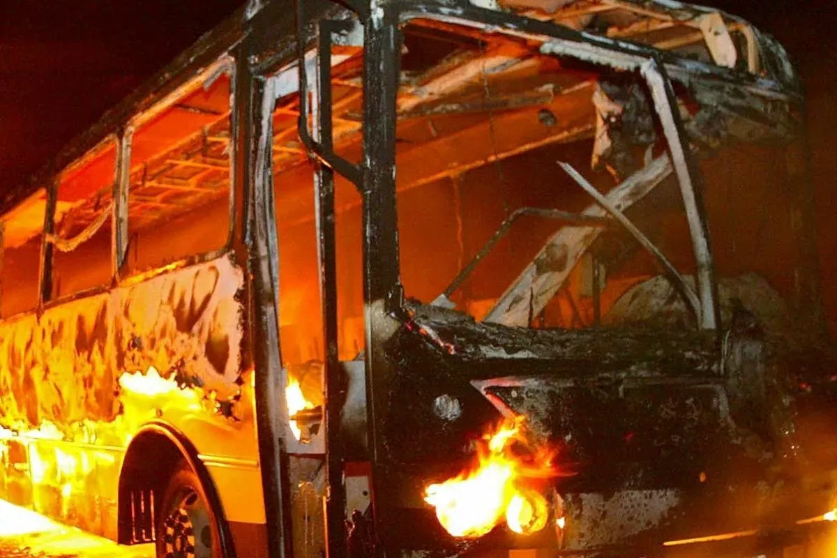 Pakistanda məktəb avtobusu yoldan çıxaraq yanıb: azı 11 nəfər xəsarət alıb