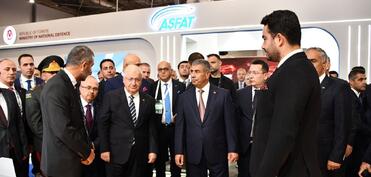 Azərbaycan və Türkiyə müdafiə nazirləri "ADEX 2026" sərgisini ziyarət ediblər
